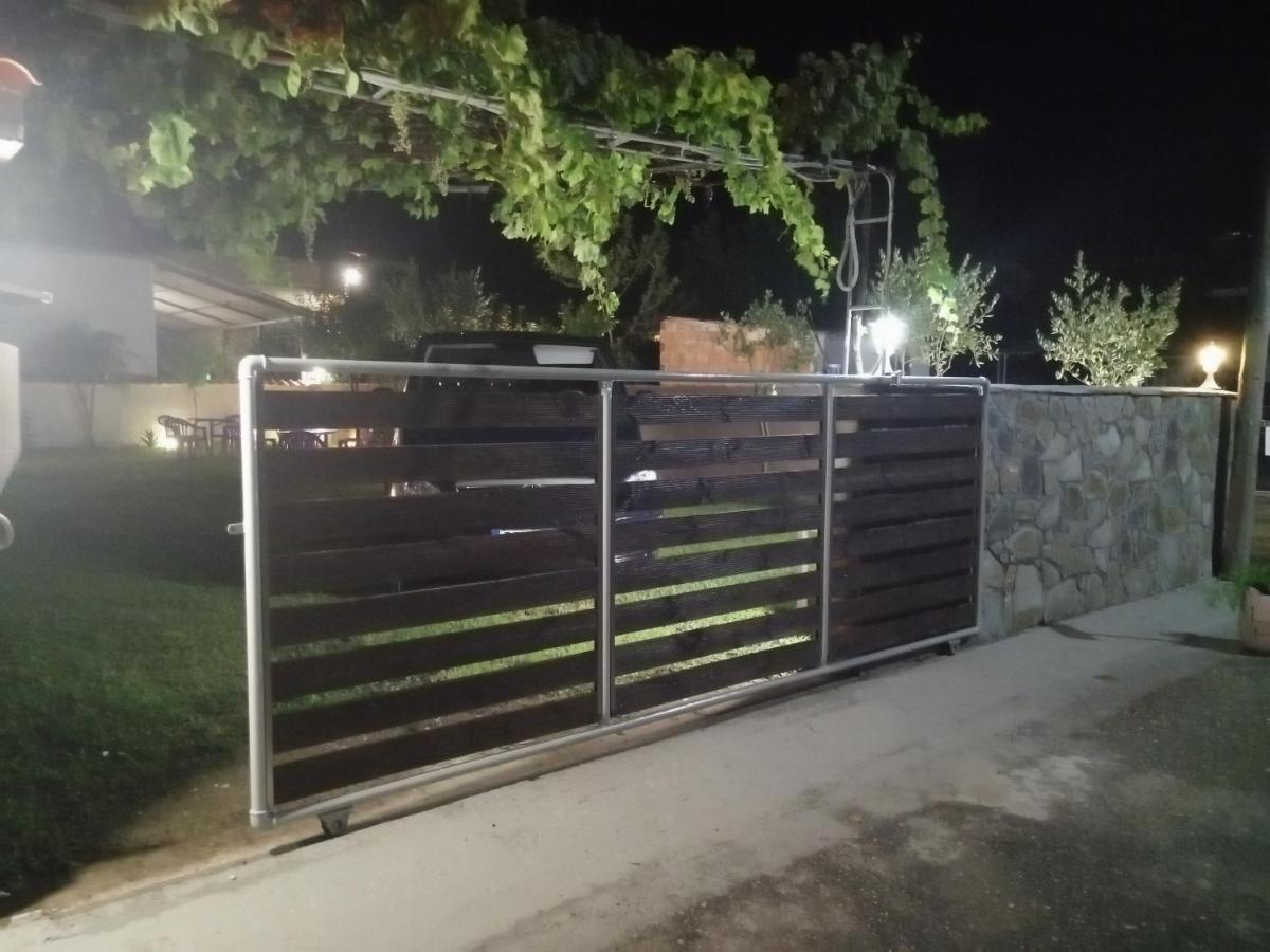 Aparthotel Ο Ακλόνητος Néa Meságkala Exterior foto